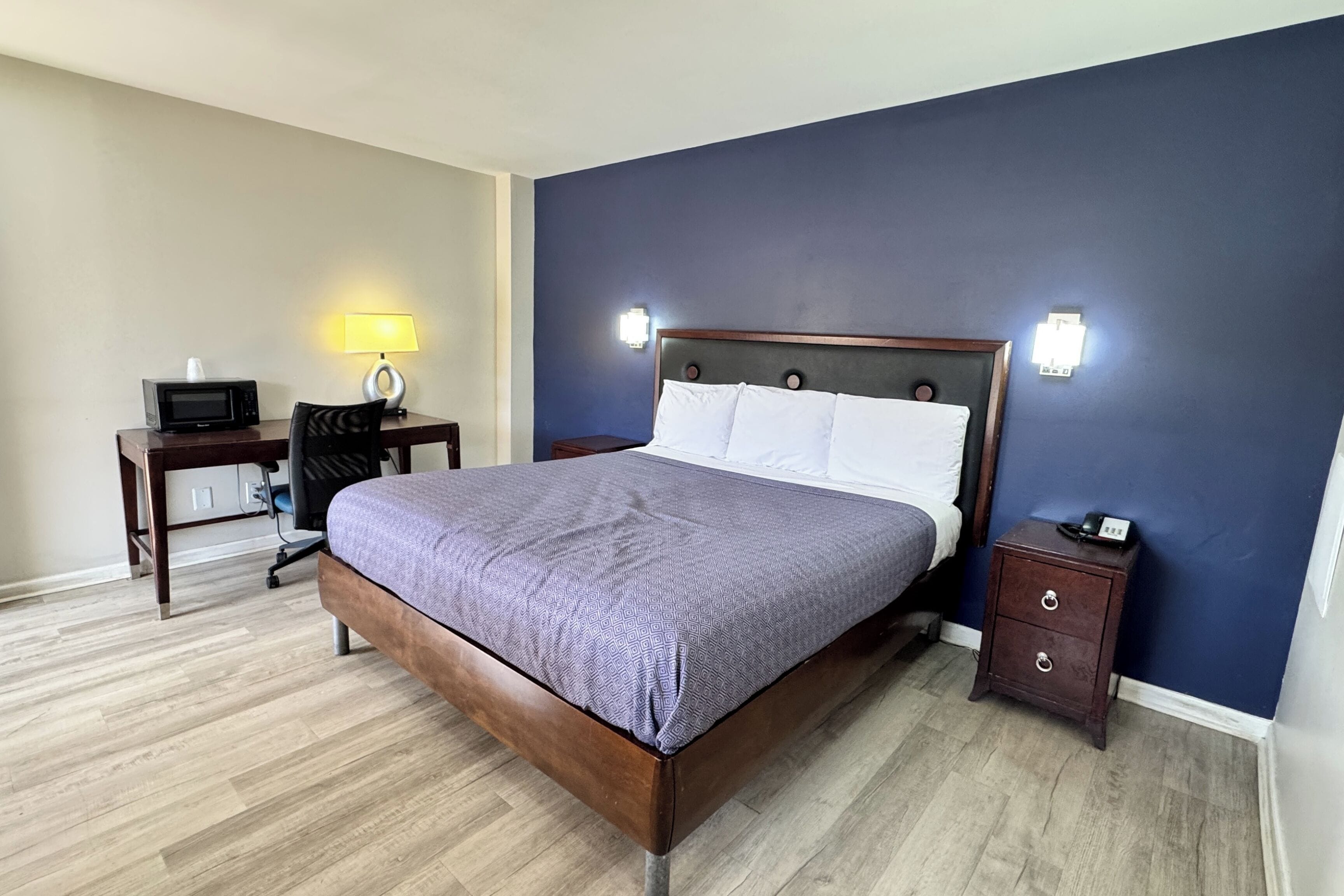 Hypo-allergenic bedding, desk, free WiFi, bed sheets