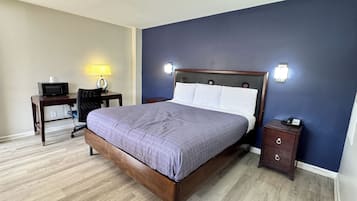 Hypo-allergenic bedding, desk, free WiFi, bed sheets