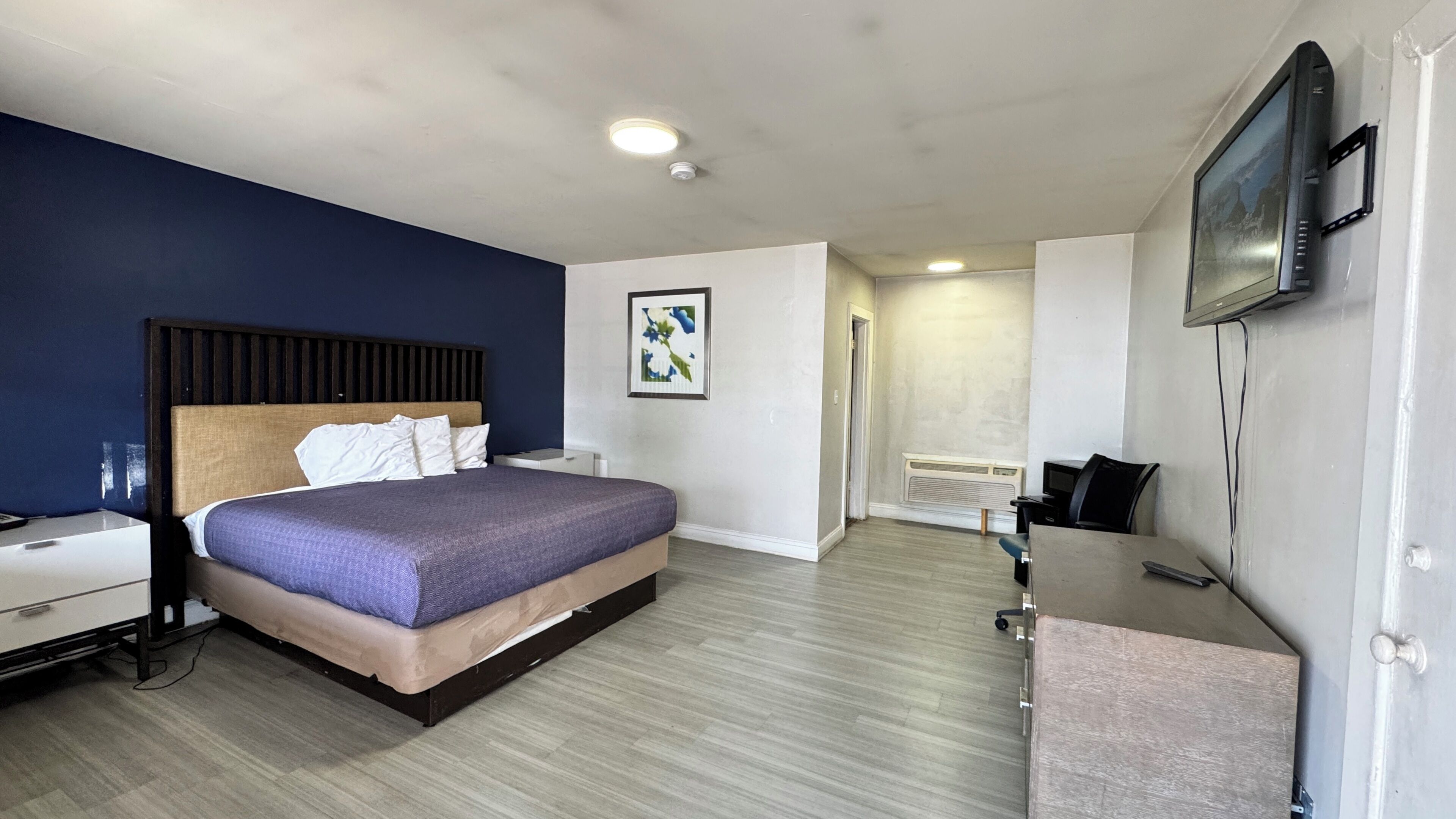 Room, 1 King Bed, Smoking | Free WiFi, bed sheets