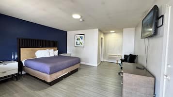 Room, 1 King Bed, Smoking | Free WiFi, bed sheets