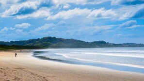 Una playa cerca, sillas reclinables de playa, toallas de playa