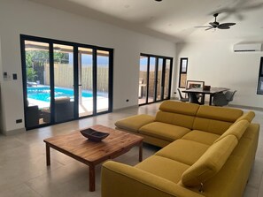 Een smart-tv en boeken