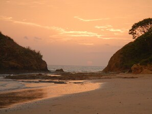 Una playa cerca, sillas reclinables de playa, toallas de playa
