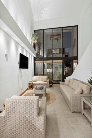 Televisión y oficina 