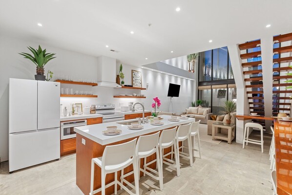 Refrigerador, microondas, horno y parrilla de estufa 