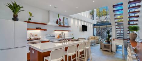 Kühlschrank, Mikrowelle, Ofen, Herdplatte