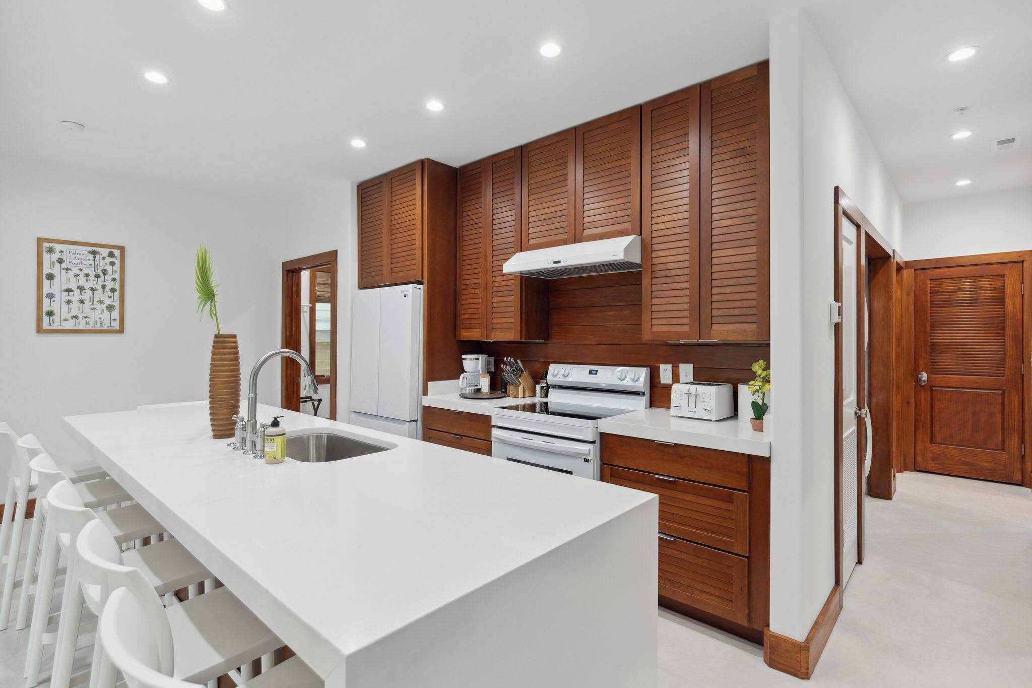 Jääkaappi, mikroaaltouuni, uuni, liesi