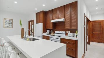 Jääkaappi, mikroaaltouuni, uuni, liesi