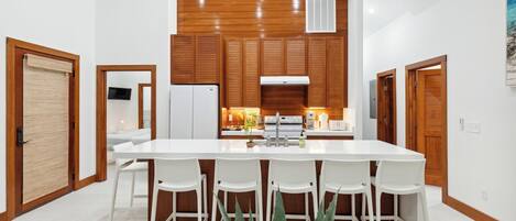 Een koelkast, een microgolfoven, een oven, een kookplaat