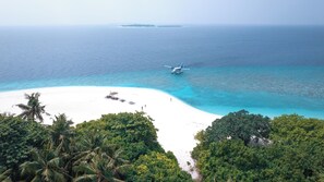 บนชายหาด, ทรายสีขาว, คาบาน่า (ฟรี), เก้าอี้อาบแดด