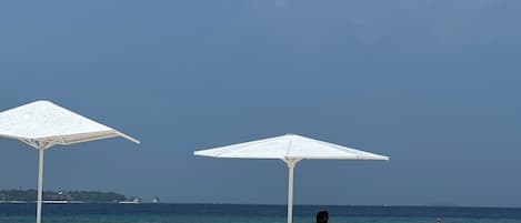 Plage, sable blanc, cabines gratuites, chaises longues