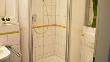 Ducha, secador de pelo y toallas