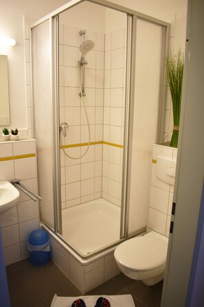 Dusche, Haartrockner, Handtücher