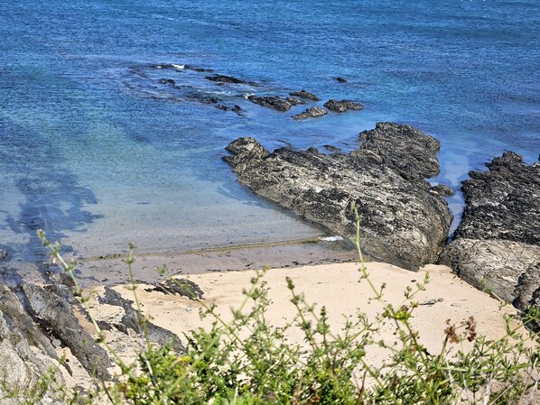 Beach - 16th century thatched cottage with swimming pool, driect access onto beach path (Croyde)