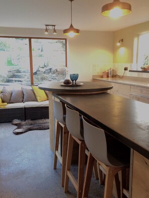 Interior - 16th century thatched cottage with swimming pool, driect access onto beach path (Croyde)