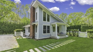 Exterior - Contemporary home, newly built, heated pool and hot tub, large deck and... (East Hampton)