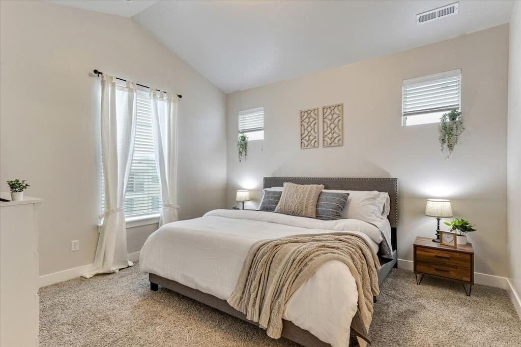 King & Queen Beds, Central Location!