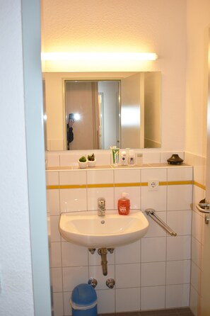 Dusche, Haartrockner, Handtücher