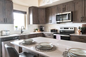 冷蔵庫、電子レンジ、オーブン、コンロ