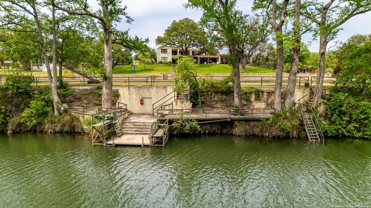 River Oaks Lodge 11/9.5 Sleeps 26, Riverfront, kayaks included!