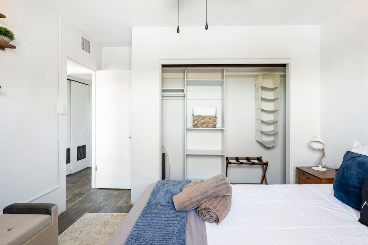 1 habitación, tabla de planchar con plancha y cuna de viaje 