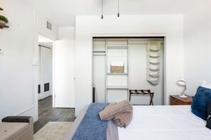 1 habitación, tabla de planchar con plancha y cuna de viaje