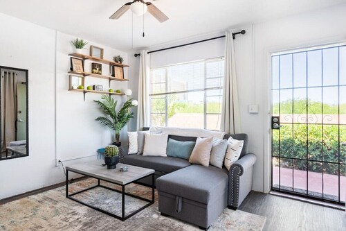 1BR Near UofA •Fast Wi-Fi • Patio •2 Min to Banner