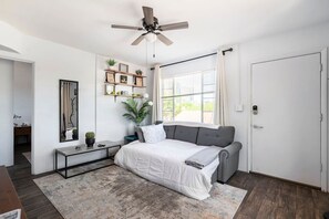 1 chambre, fer et planche à repasser, lit de bébé portatif