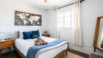 1 habitación, tabla de planchar con plancha y cuna de viaje