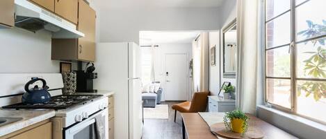 Geladeira, micro-ondas, fogão, cooktop