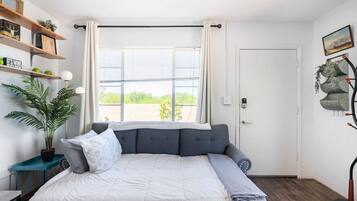 1 slaapkamer, een strijkplank/strijkijzer, reisbedje, gratis wifi