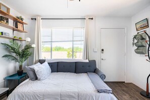 1 habitación, tabla de planchar con plancha y cuna de viaje 