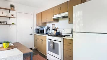 Køleskab, mikrobølgeovn, ovn, kogeplade