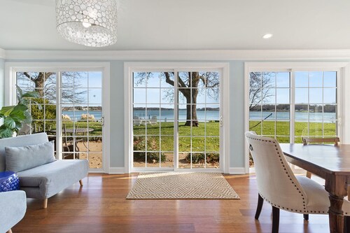 Northern Neck waterfront cottage with stunning views and private dock