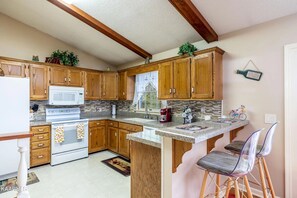 Refrigerador, horno, parrilla de estufa y utensilios de cocina 