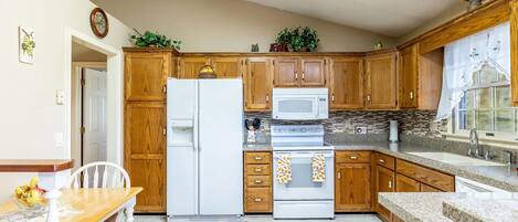 Kühlschrank, Ofen, Herdplatte, Kochgeschirr/Geschirr/Besteck