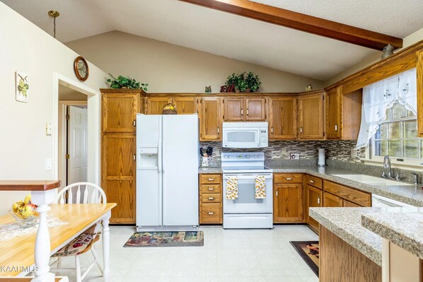 Refrigerador, horno, parrilla de estufa y utensilios de cocina 