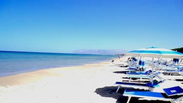 NĂ€ra stranden och solstolar