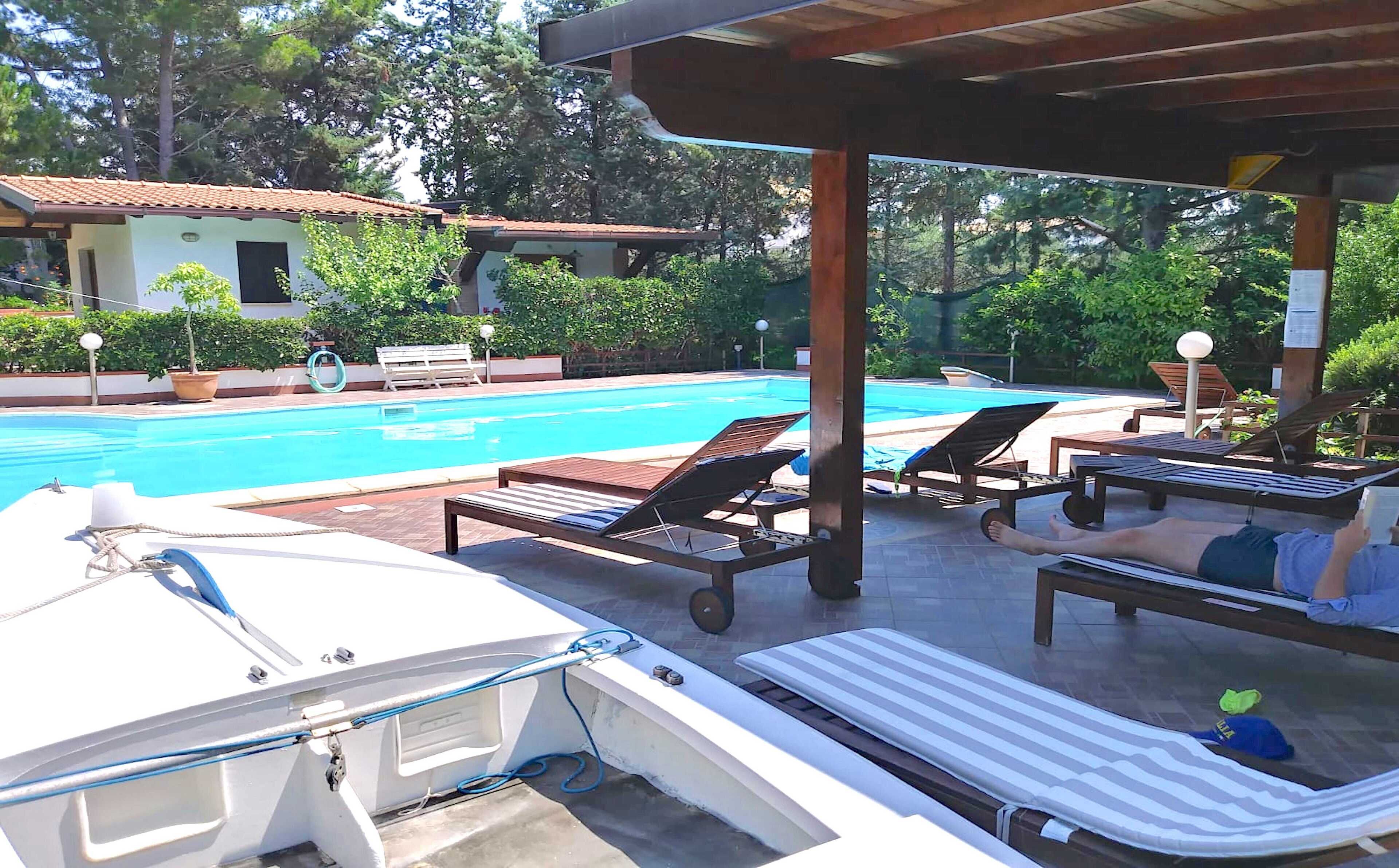 Una piscina al aire libre