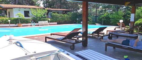 Una piscina al aire libre