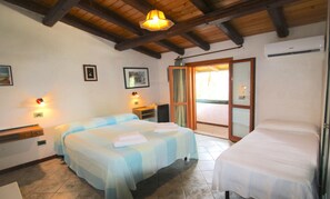 10 soverom, skrivebord, strykejern/-brett og reiseseng for barn