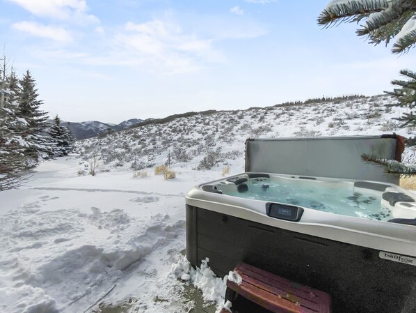 Outdoor spa tub - 2744 The Cove! Modern Luxury w/ Elevator, Hot Tub, Pool, AC, Shuttle to Slopes! (Park City)