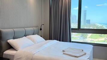Design studio, 1 queensize bed, uitzicht op zee | 2 slaapkamers, luxe beddengoed, een bureau, een laptopwerkplek
