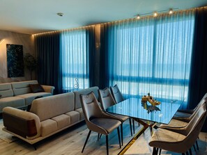 Presidential-Apartment | Hochwertige Bettwaren, Schreibtisch, laptopgeeigneter Arbeitsplatz