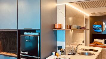 Eine moderne Küche mit Einbaukühlschrank, Spüle und Essbereich mit Fernseher.