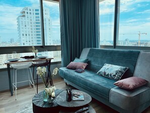 Departamento de lujo | Área de sala de estar | Smart TV de 43 pulgadas con canales vía satélite y televisión 