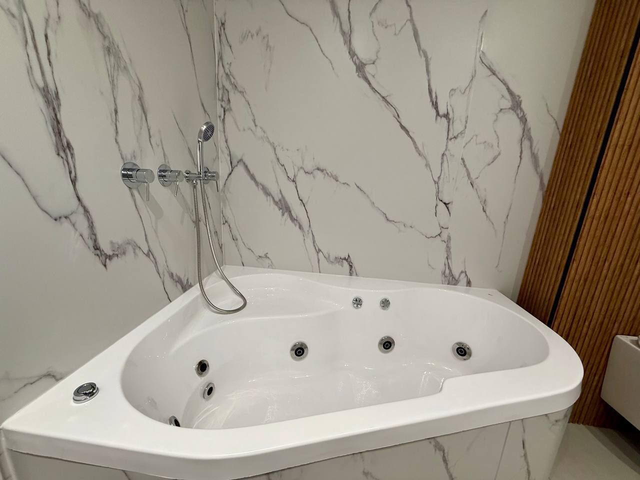 Studio – design, 1 queensize-seng, sjøutsikt | Privat boblebad