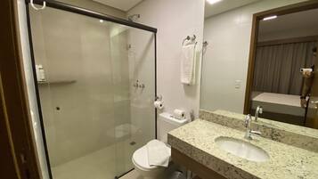 Chuveiro, toalhas de banho, sabonete, shampoo