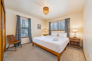 3 bedrooms, desk, WiFi, bed sheets