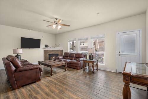 4 bedroom house with theatre! 10 minutes from Six Flags Hurricane Harbor!